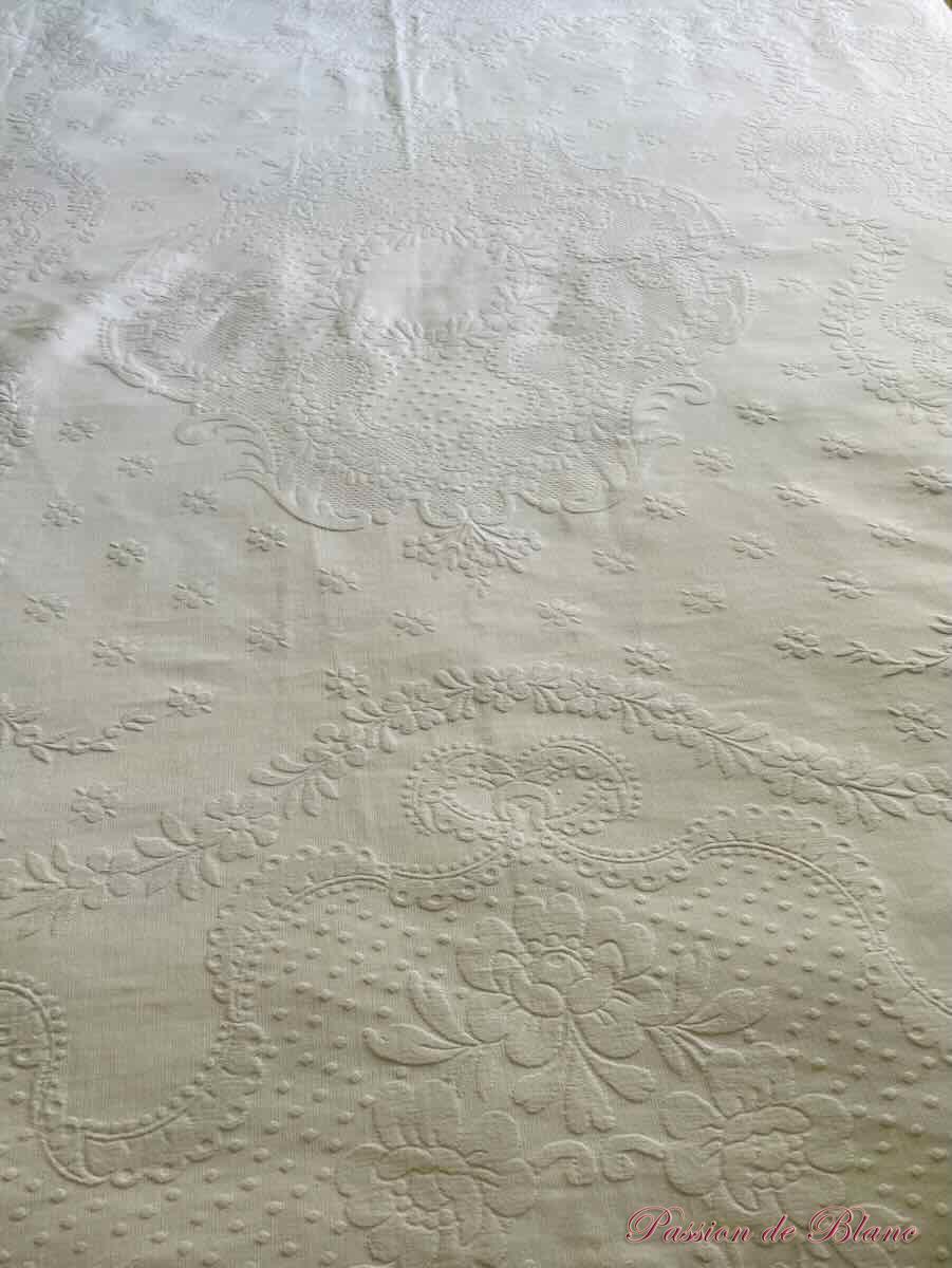 Grande couverture en piqué plat avec relief et 2 volants festonnés en broderie anglaise – Image 10