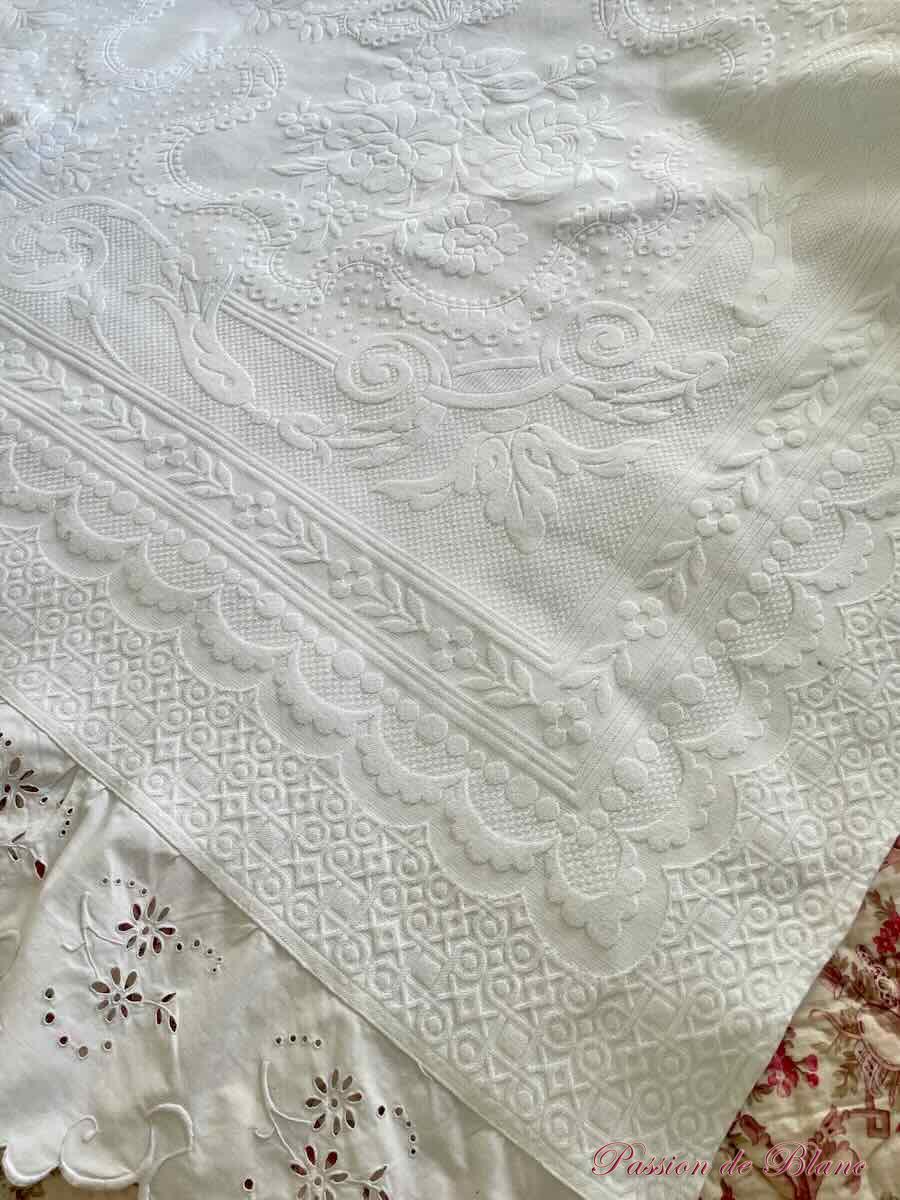 Grande couverture en piqué plat avec relief et 2 volants festonnés en broderie anglaise – Image 3