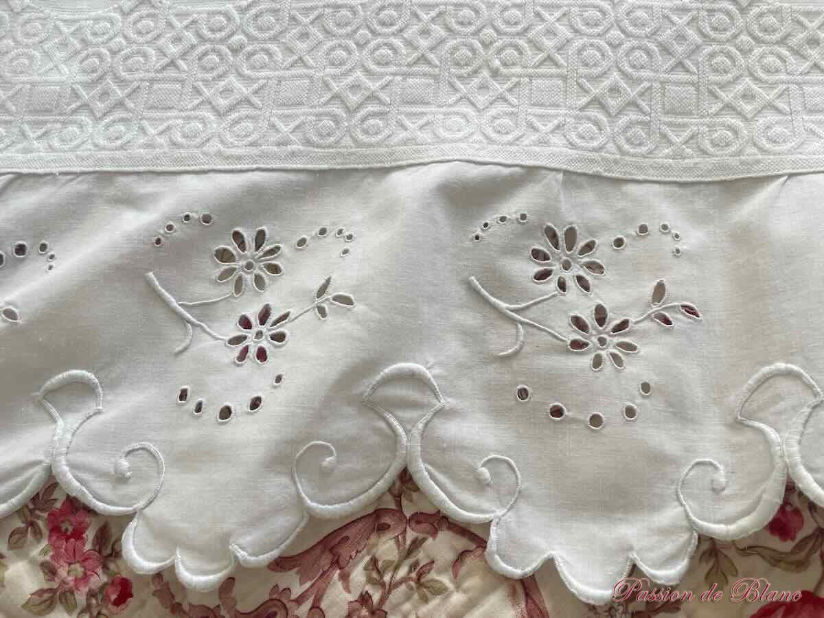 Grande couverture en piqué plat avec relief et 2 volants festonnés en broderie anglaise – Image 9