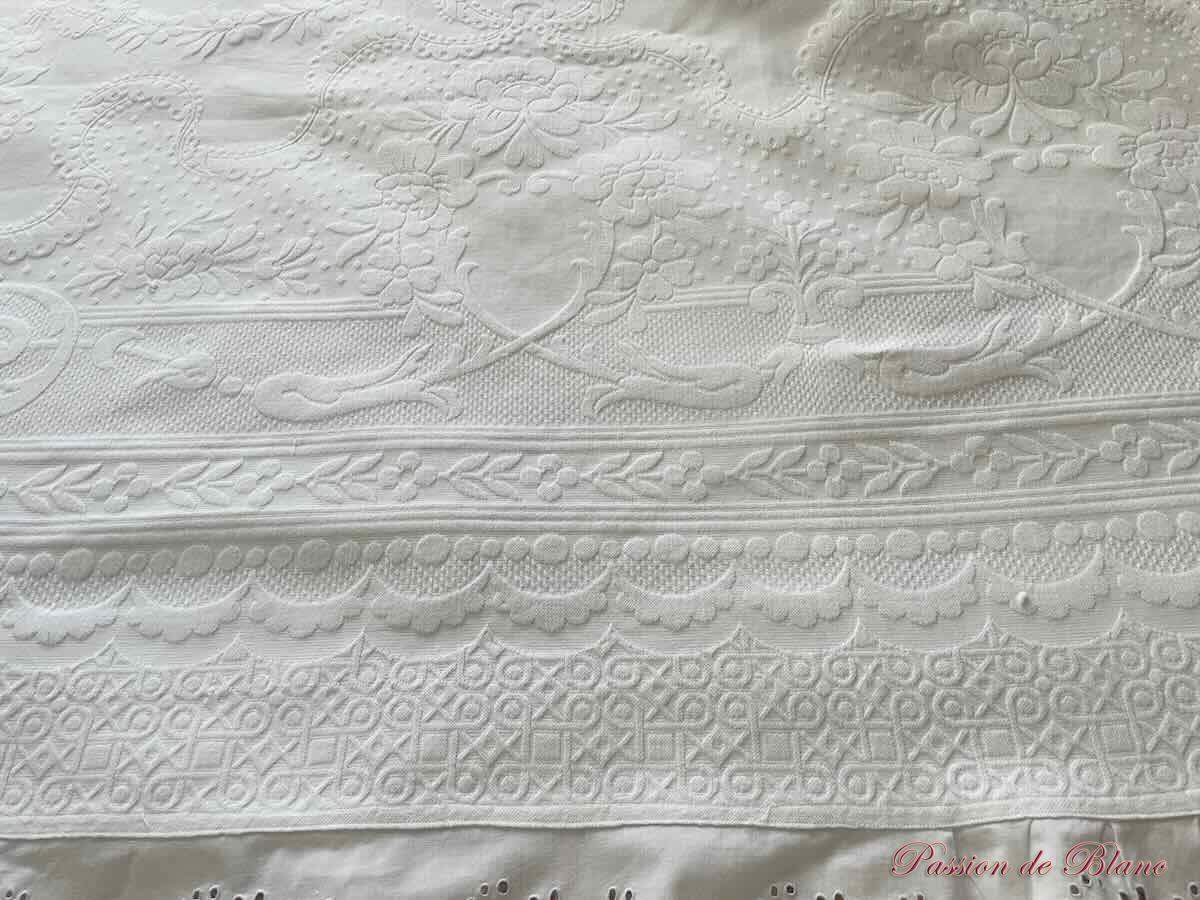 Grande couverture en piqué plat avec relief et 2 volants festonnés en broderie anglaise – Image 8