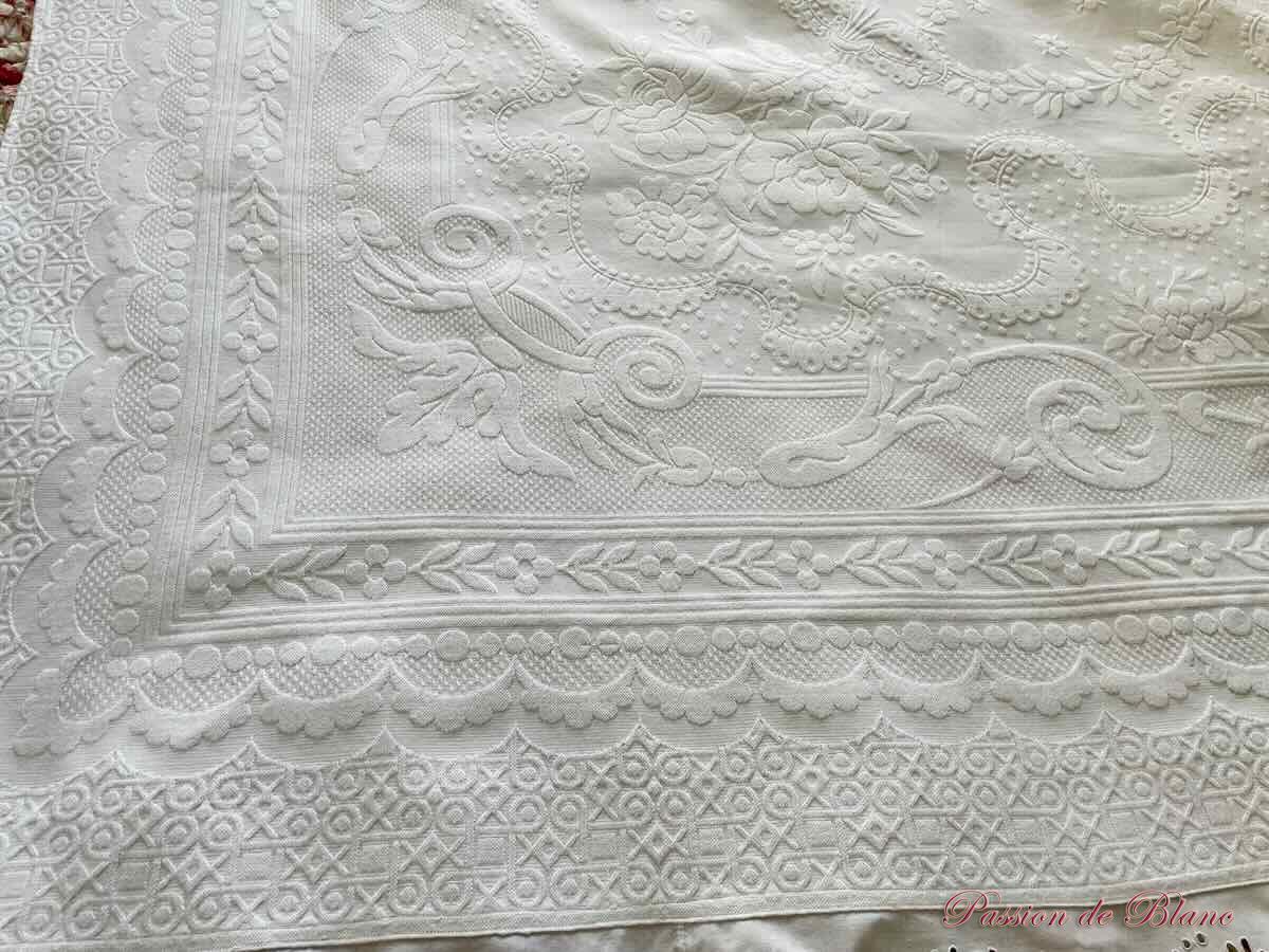 Grande couverture en piqué plat avec relief et 2 volants festonnés en broderie anglaise – Image 7