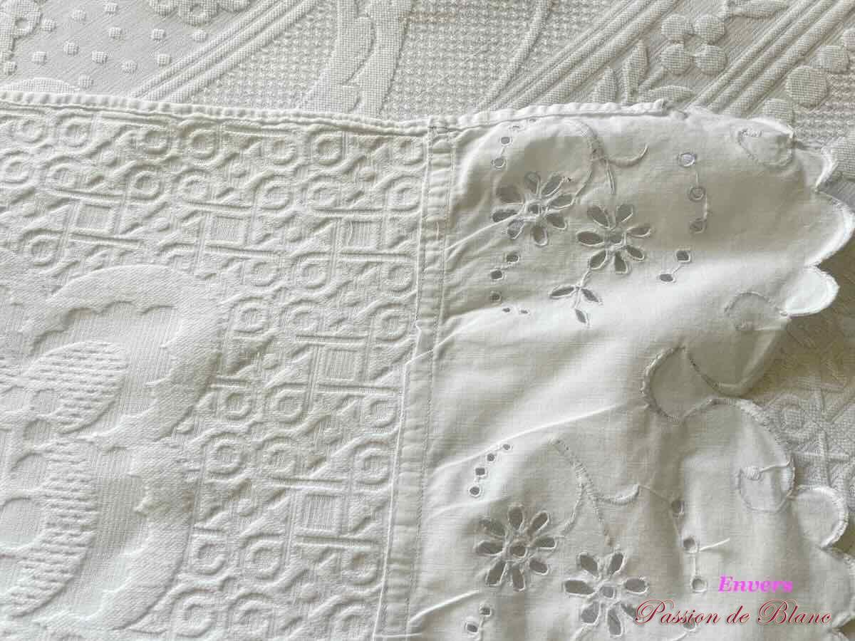 Grande couverture en piqué plat avec relief et 2 volants festonnés en broderie anglaise – Image 6