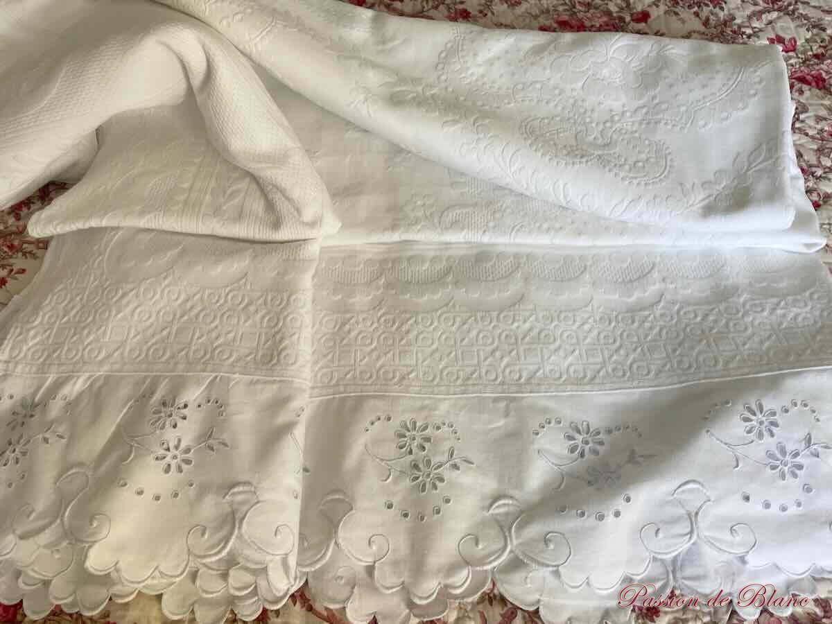 Grande couverture en piqué plat avec relief et 2 volants festonnés en broderie anglaise – Image 4
