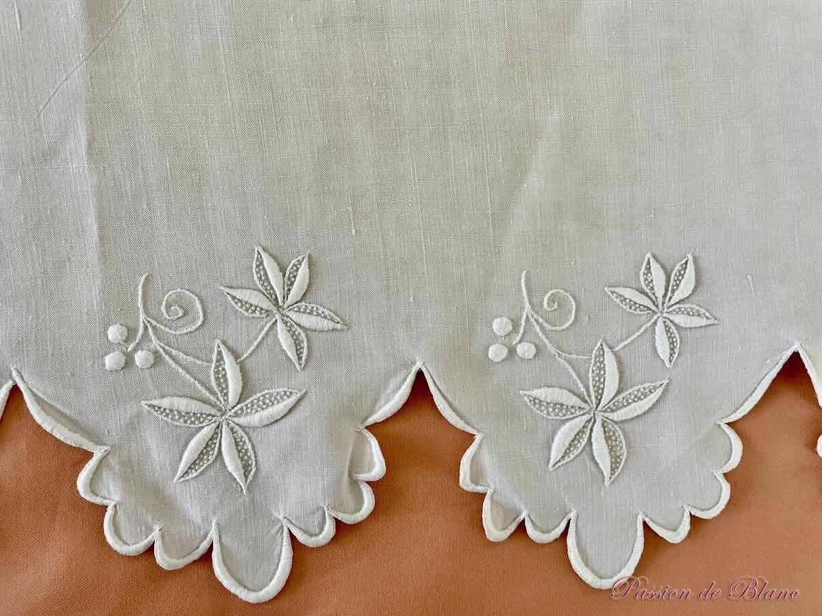 Drap festonné pur lin avec retours,feuillages, grand monogramme JL, broderie main – Image 6