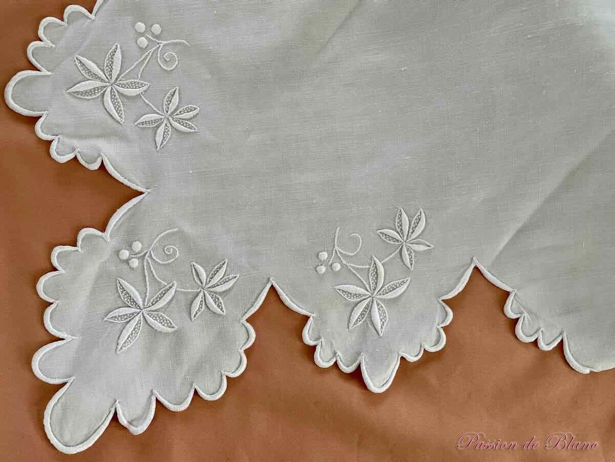 Drap festonné pur lin avec retours,feuillages, grand monogramme JL, broderie main – Image 5