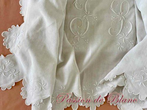 Drap festonné pur lin avec retours,feuillages, grand monogramme JL, broderie main
