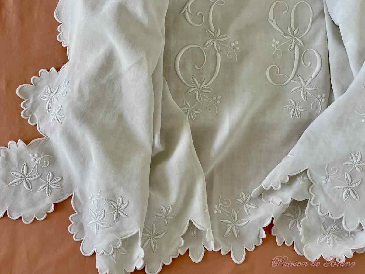 Drap festonné pur lin avec retours,feuillages, grand monogramme JL, broderie main – Image 3