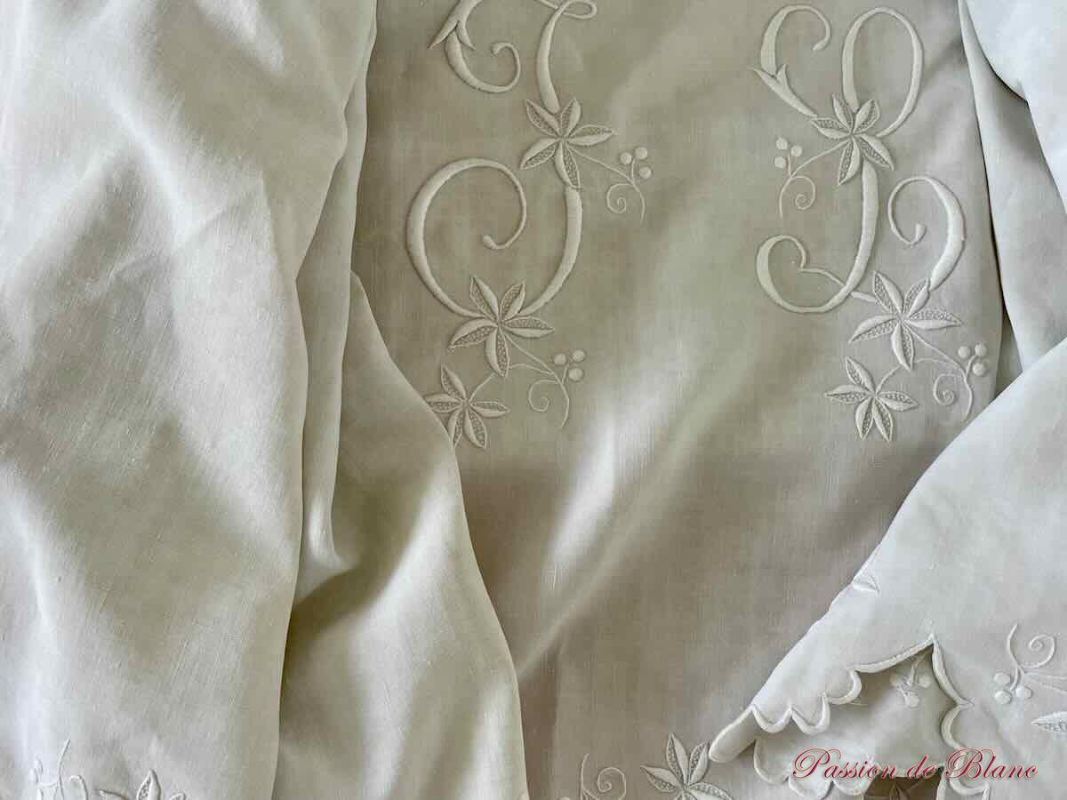 Drap festonné pur lin avec retours,feuillages, grand monogramme JL, broderie main – Image 2