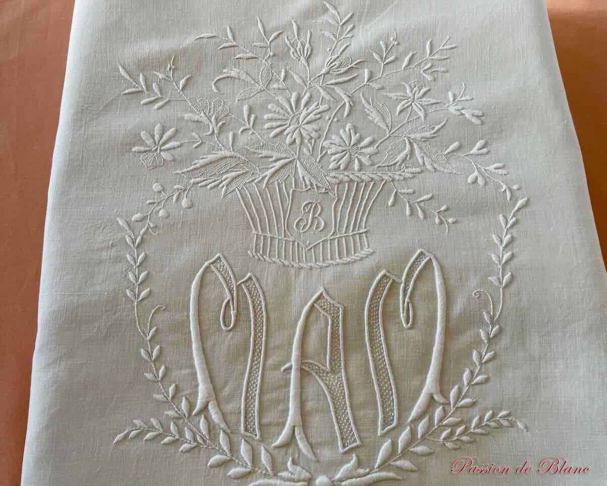 Drap de lin fin, broderie main avec monogramme MAM corbeille "B" avec bouquet de fleurs – Image 9