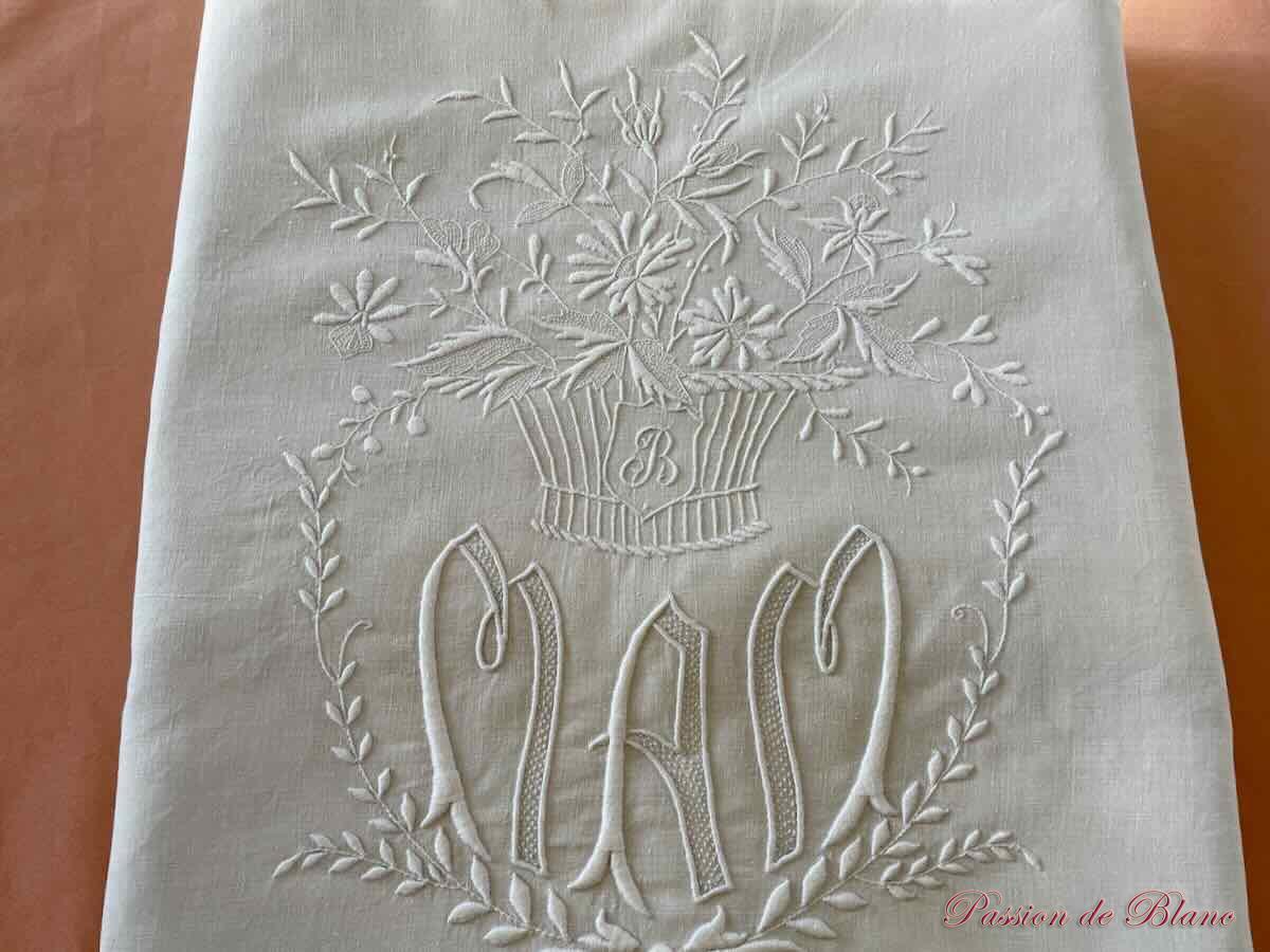 Drap de lin fin, broderie main avec monogramme MAM corbeille "B" avec bouquet de fleurs – Image 8