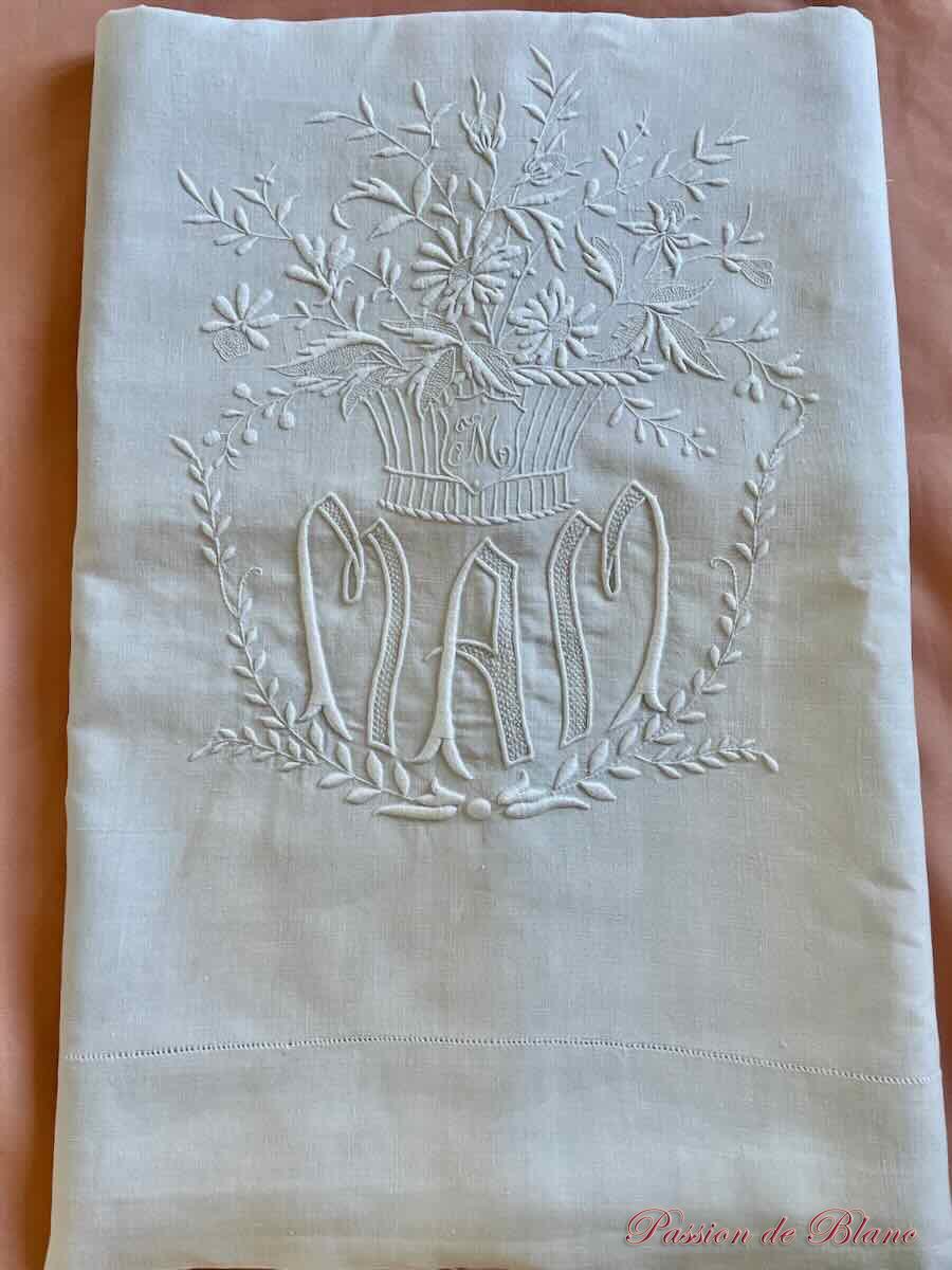 Drap de lin fin, broderie main avec monogramme MAM corbeille "M"avec bouquet de fleurs – Image 6