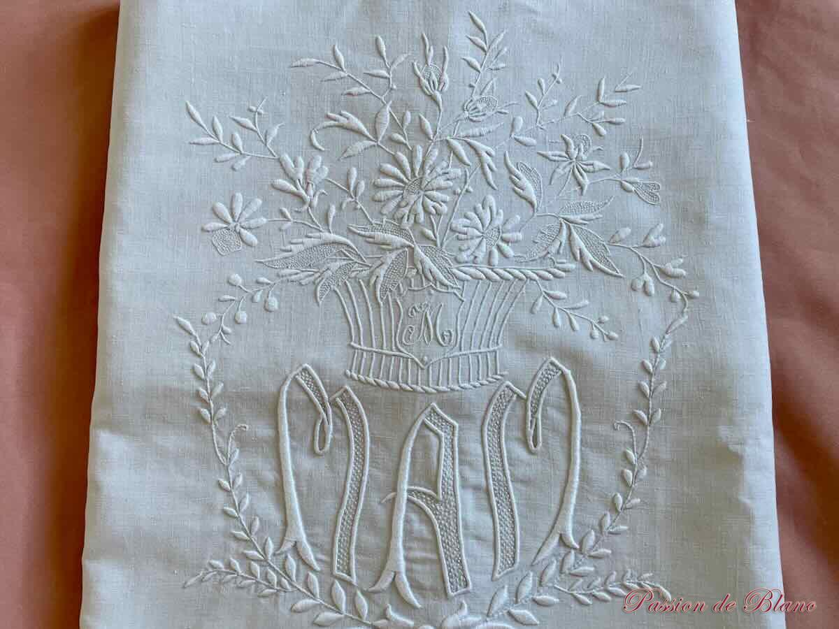 Drap de lin fin, broderie main avec monogramme MAM corbeille "M"avec bouquet de fleurs – Image 5
