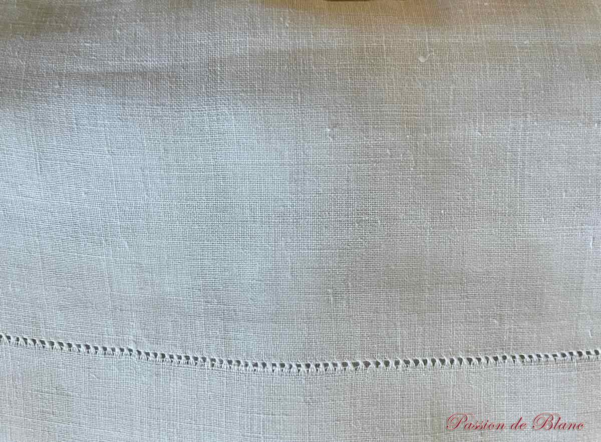 Drap de lin fin, broderie main avec monogramme MAM corbeille "M"avec bouquet de fleurs – Image 3