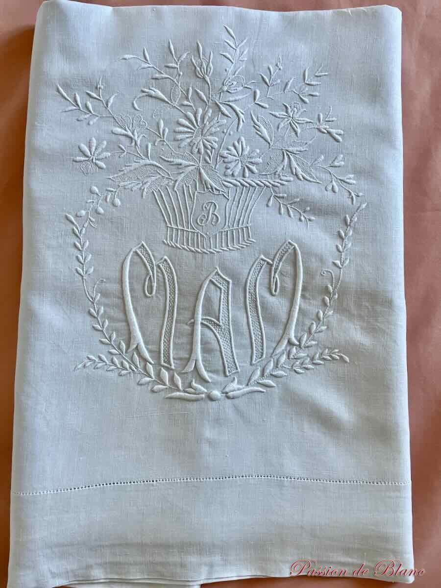 Drap de lin fin, broderie main avec monogramme MAM corbeille "M"avec bouquet de fleurs – Image 2