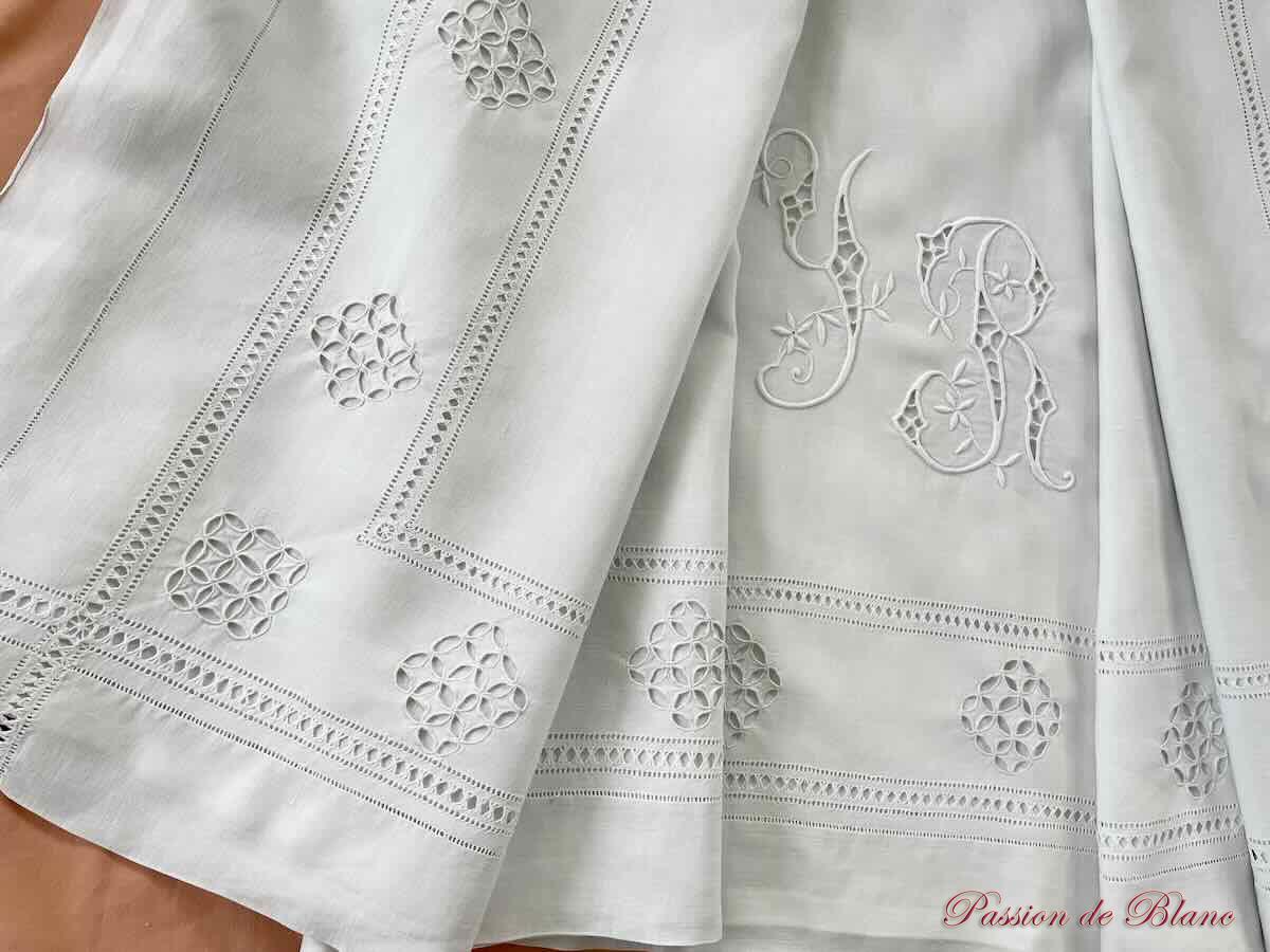 Drap retours brodés,belles broderies main, monogramme YR sur lin fin – Image 5