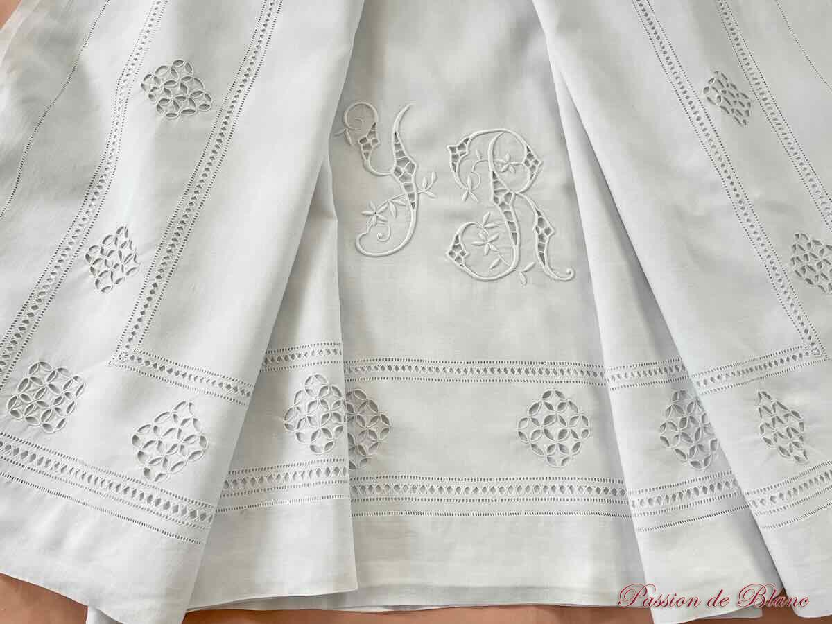 Drap retours brodés,belles broderies main, monogramme YR sur lin fin – Image 4