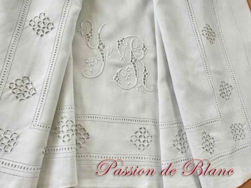 Drap retours brodés,belles broderies main, monogramme YR sur lin fin