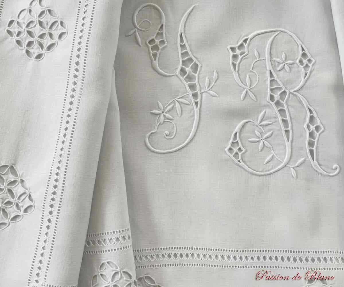 Drap retours brodés,belles broderies main, monogramme YR sur lin fin – Image 3