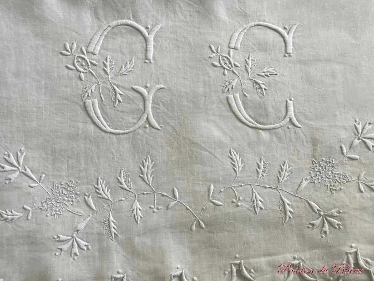 Drap lin brodé CC