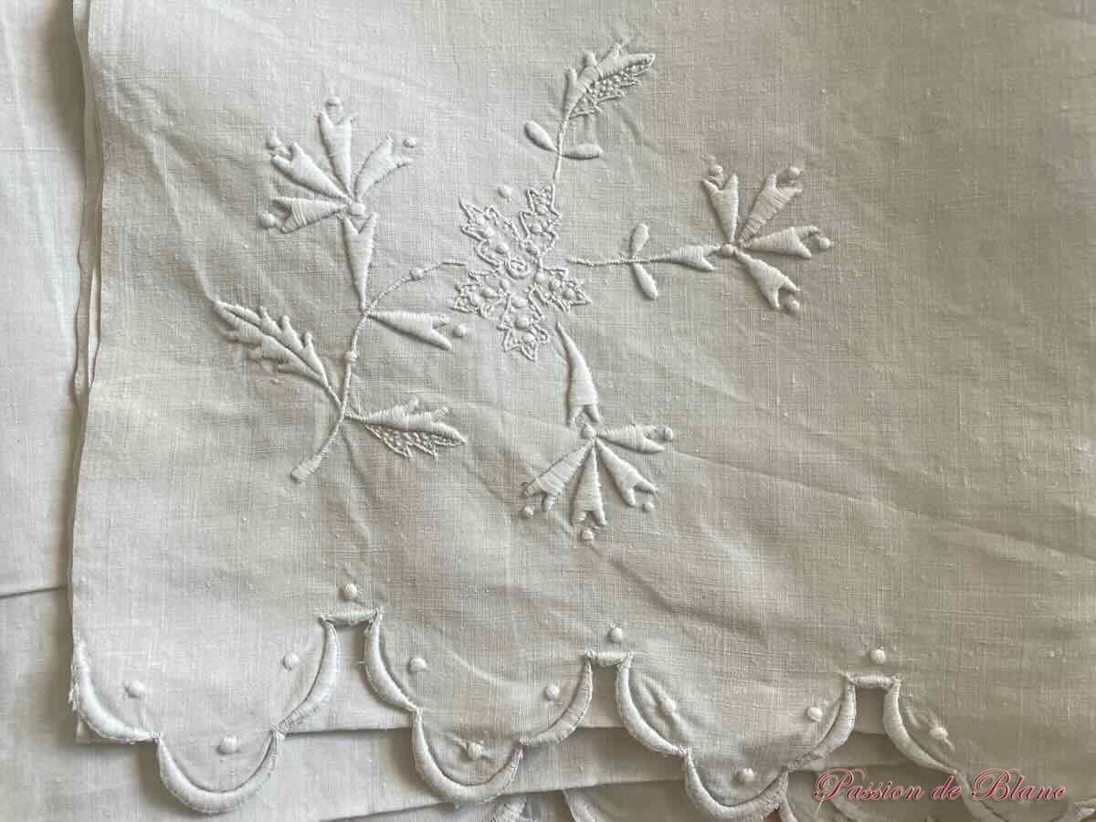 Drap festonné en lin neuf avec grand monogramme CC brodé main – Image 5