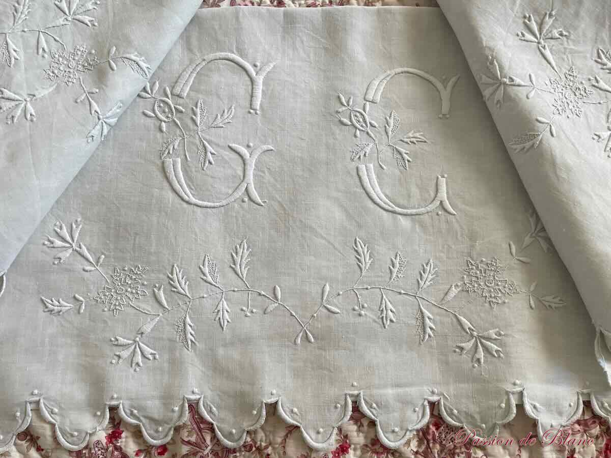 Drap festonné en lin neuf avec grand monogramme CC brodé main – Image 4