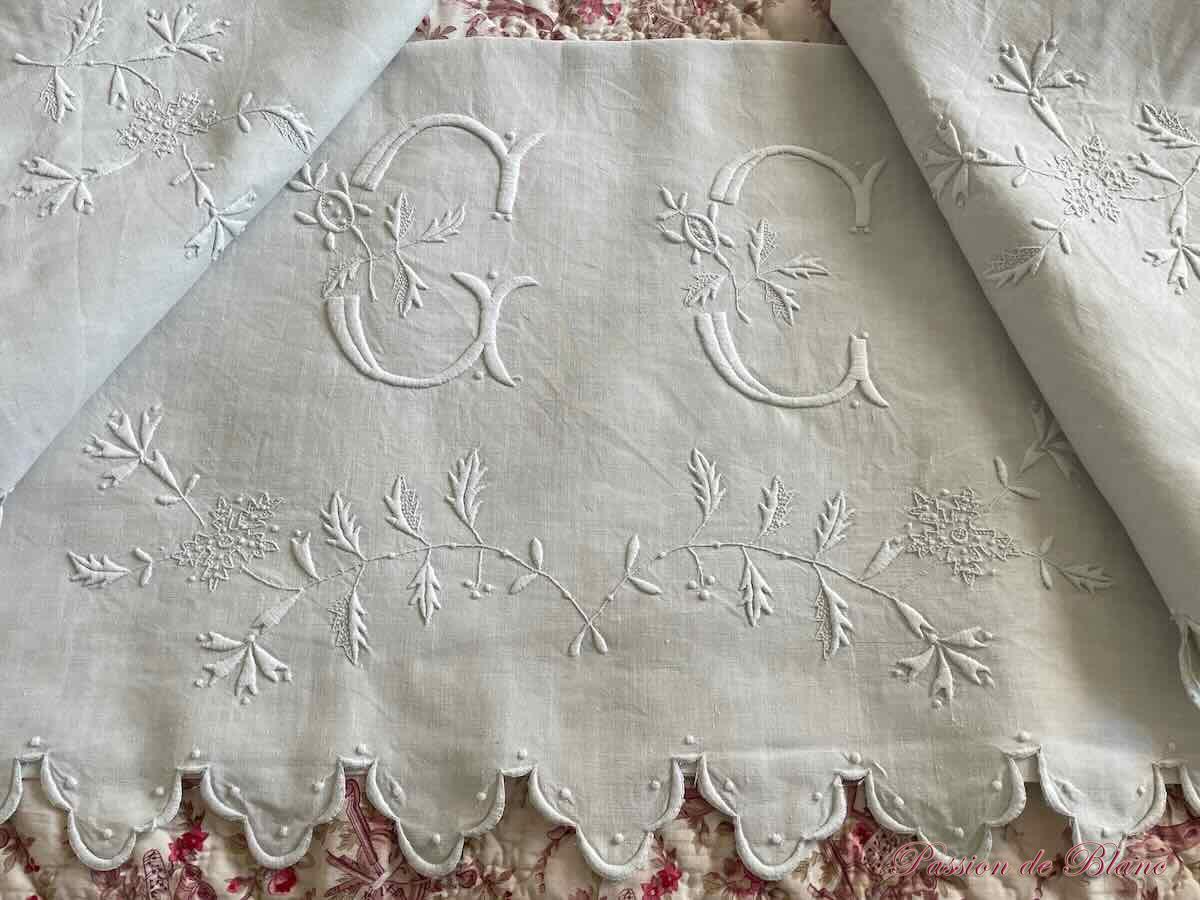 Drap lin brodé CC