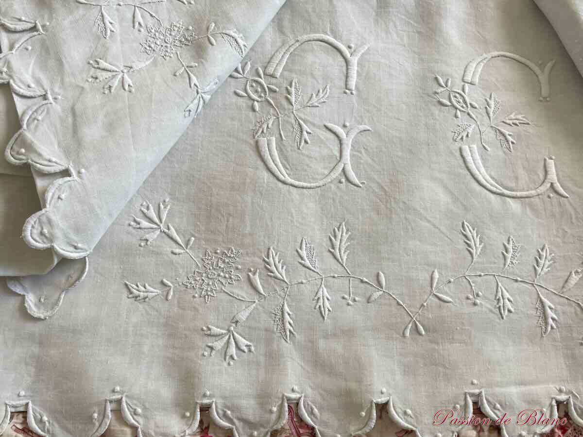 Drap festonné en lin neuf avec grand monogramme CC brodé main – Image 3