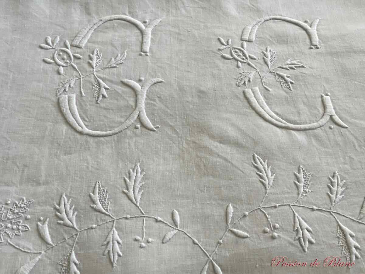 Drap festonné en lin neuf avec grand monogramme CC brodé main – Image 2