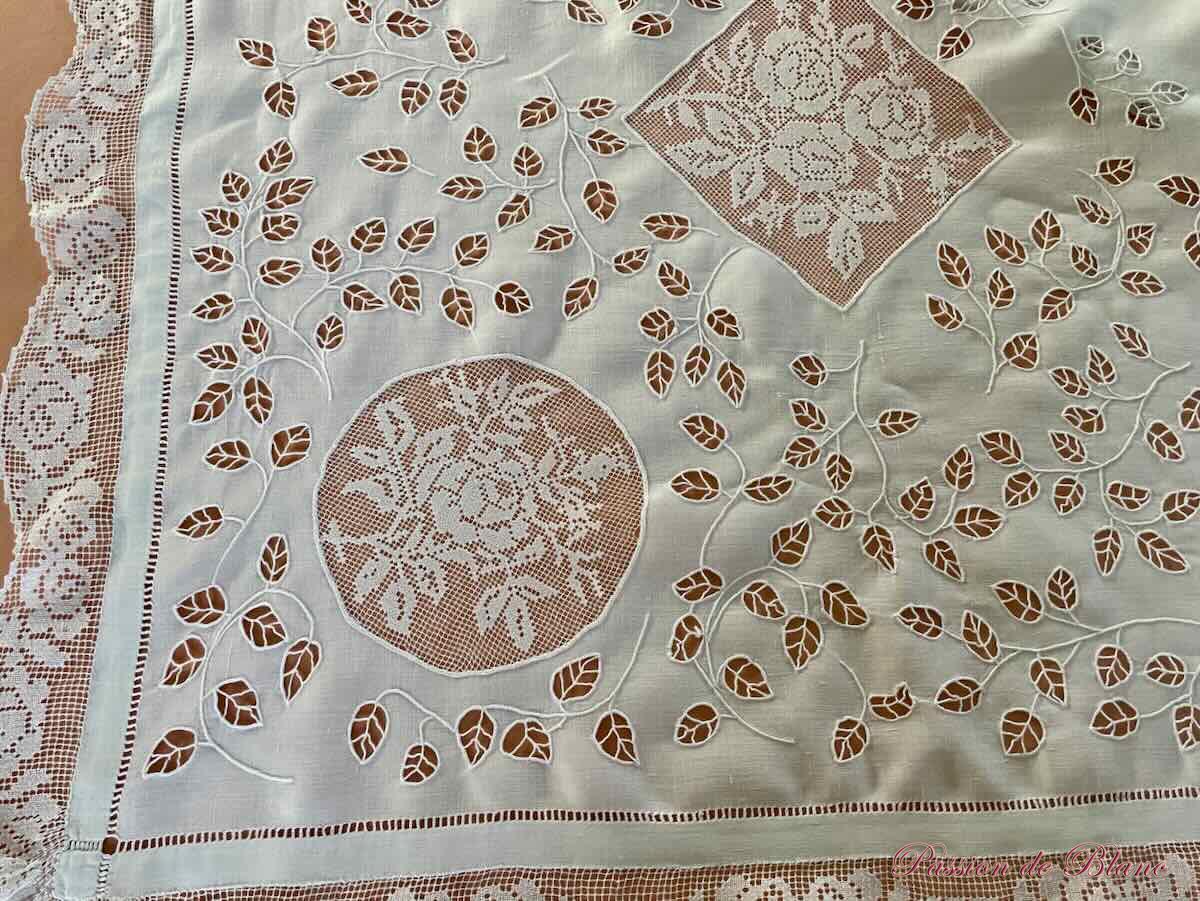 Merveilleuse nappe brodée main avec imposante broderie sur toile de lin fin – Image 7