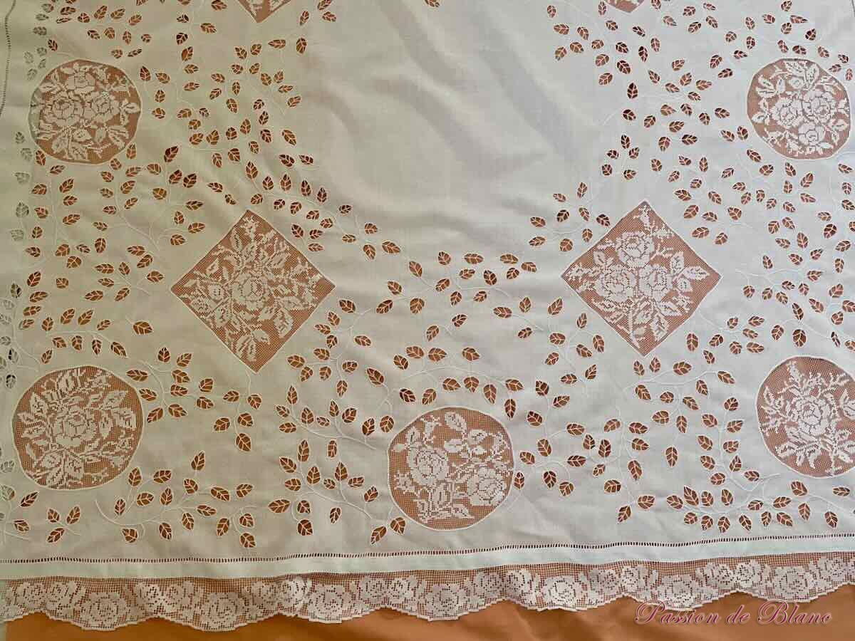 Merveilleuse nappe brodée main avec imposante broderie sur toile de lin fin – Image 6
