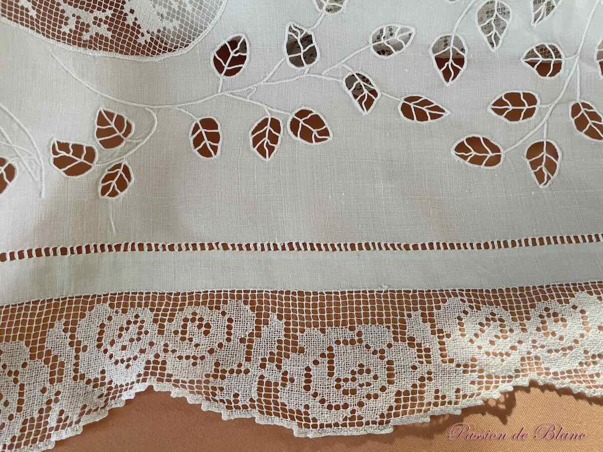 Merveilleuse nappe brodée main avec imposante broderie sur toile de lin fin – Image 5