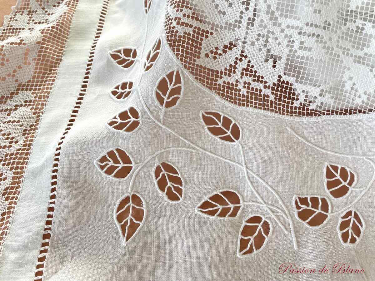 Merveilleuse nappe brodée main avec imposante broderie sur toile de lin fin – Image 4
