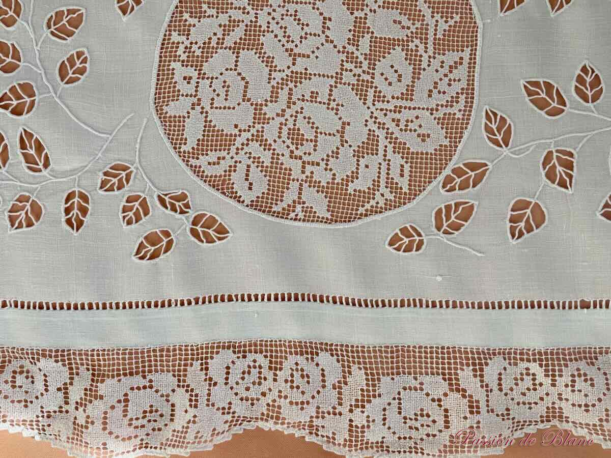 Merveilleuse nappe brodée main avec imposante broderie sur toile de lin fin – Image 13