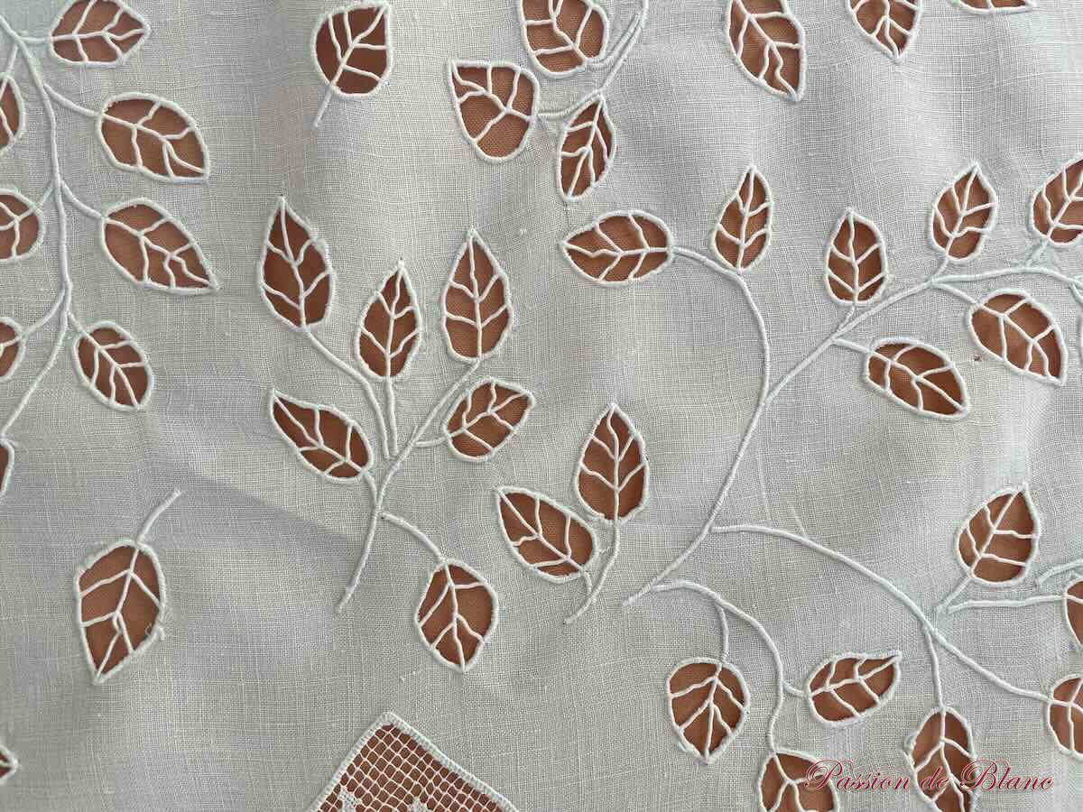 Merveilleuse nappe brodée main avec imposante broderie sur toile de lin fin – Image 12