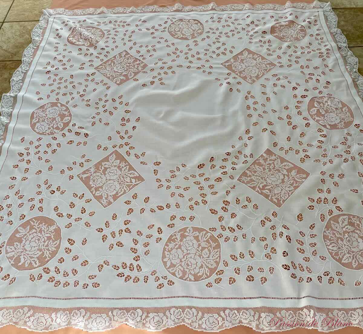 Merveilleuse nappe brodée main avec imposante broderie sur toile de lin fin – Image 2