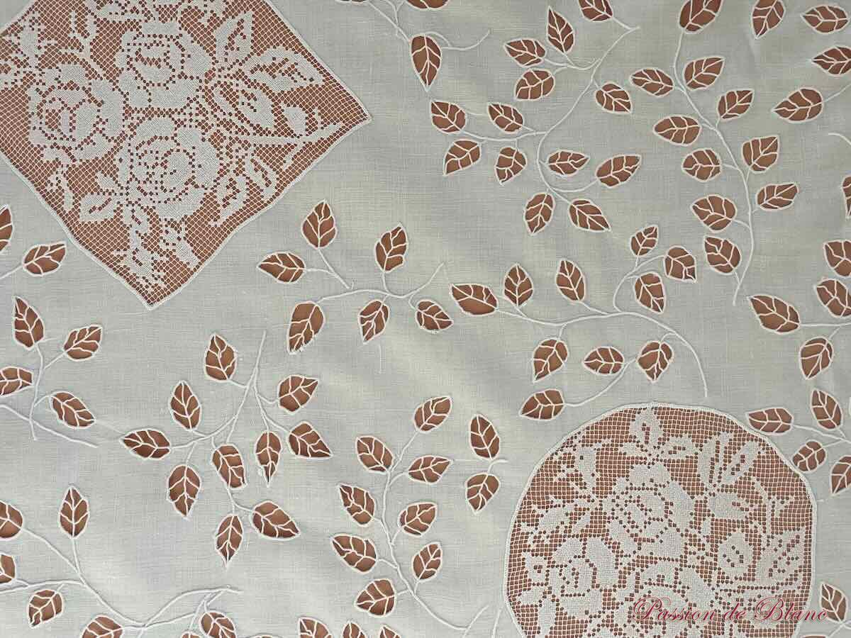 Merveilleuse nappe brodée main avec imposante broderie sur toile de lin fin – Image 11