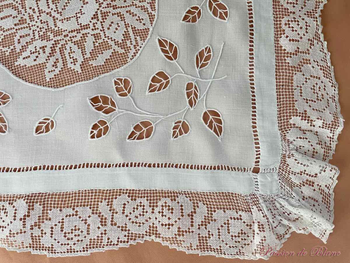 Merveilleuse nappe brodée main avec imposante broderie sur toile de lin fin – Image 10