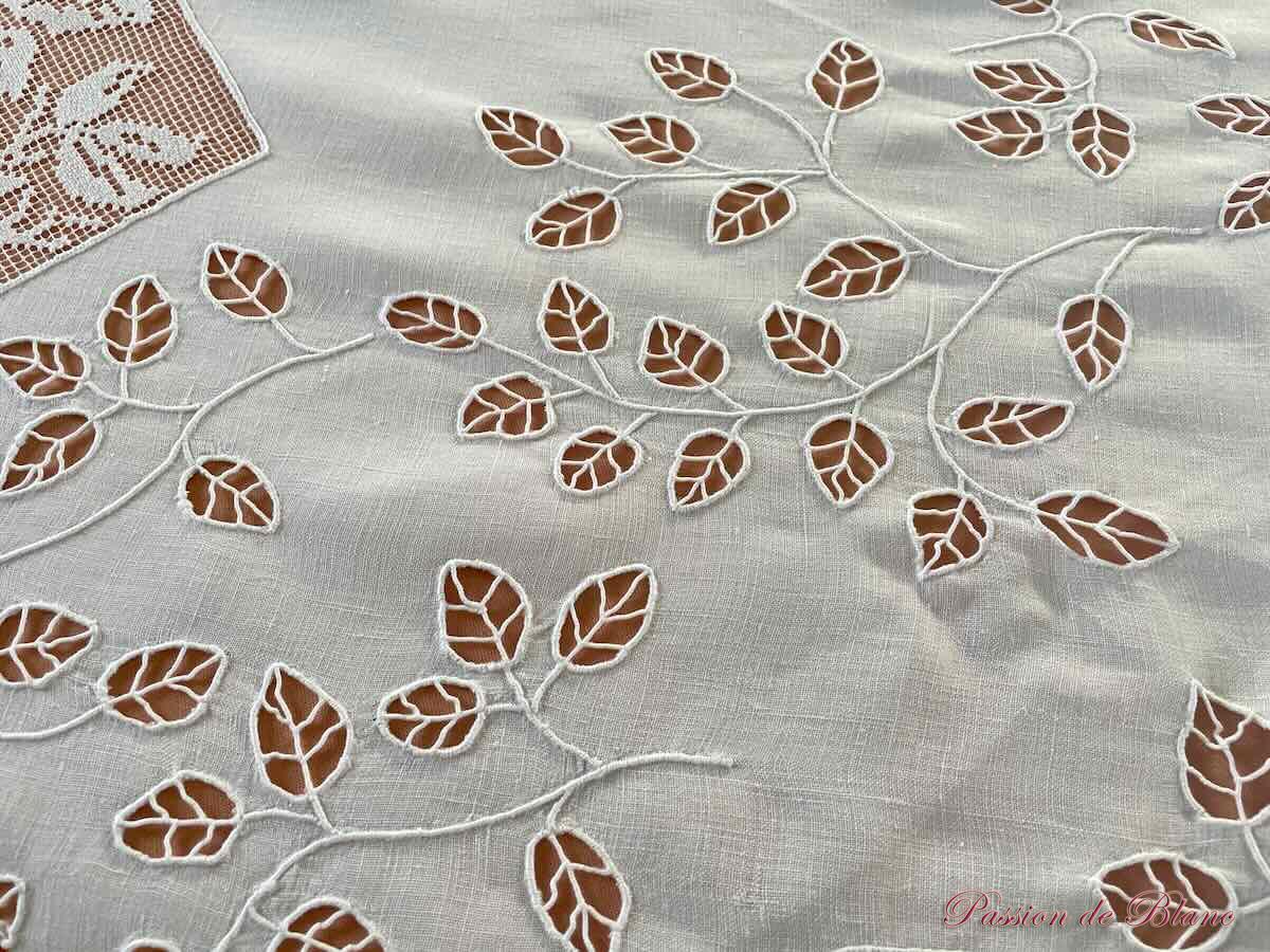 Merveilleuse nappe brodée main avec imposante broderie sur toile de lin fin – Image 3