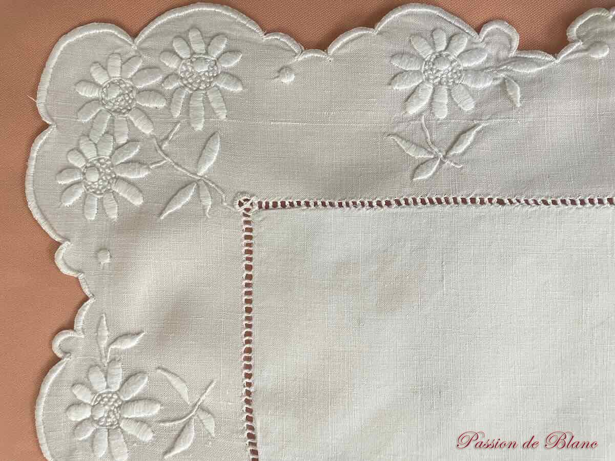 Paire de taies festonnées avec fleurs sur toile de lin fin et monogramme RF – Image 5
