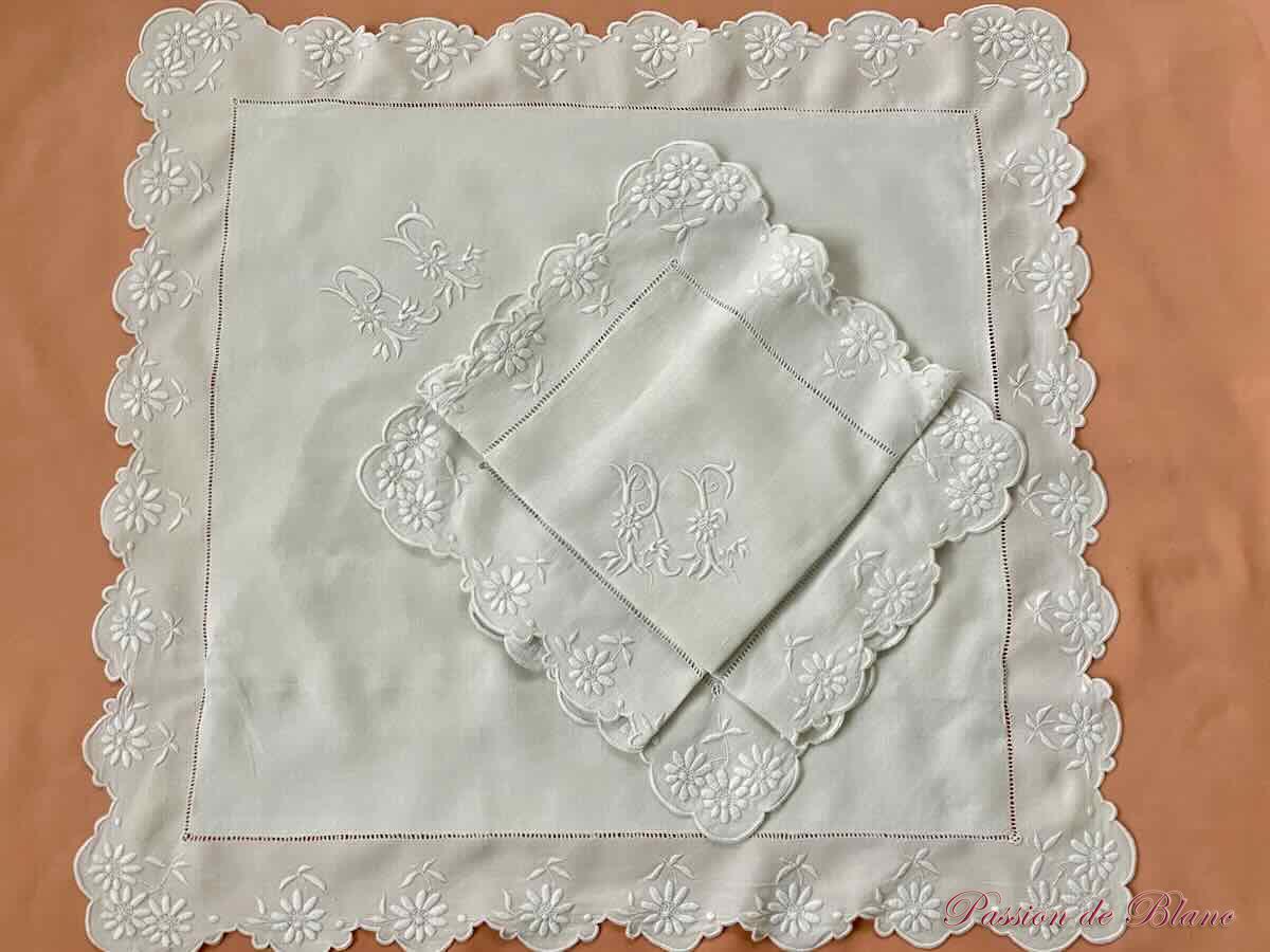 Paire de taies festonnées avec fleurs sur toile de lin fin et monogramme RF – Image 3