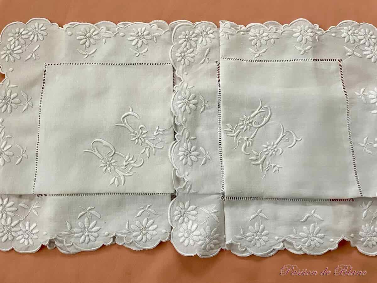 Paire de taies festonnées avec fleurs sur toile de lin fin et monogramme RF – Image 4