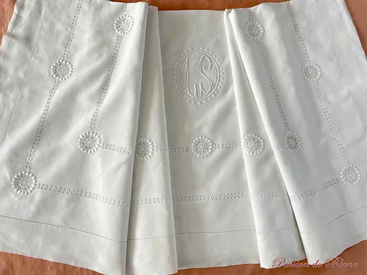 Parure lit en fil de lin avec broderies et monogramme LS 1 drap et 2 taies – Image 3