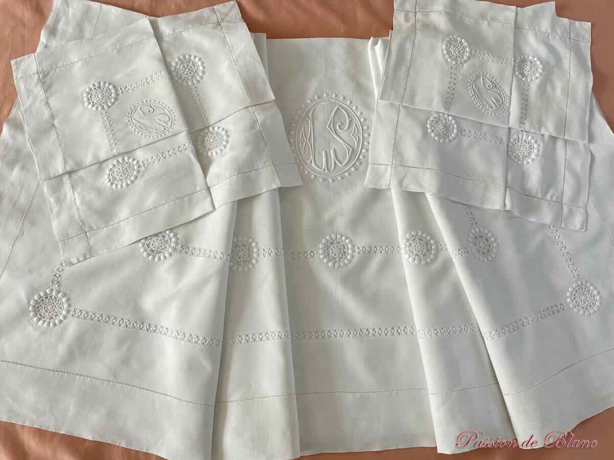 Parure lit en fil de lin avec broderies et monogramme LS 1 drap et 2 taies – Image 2