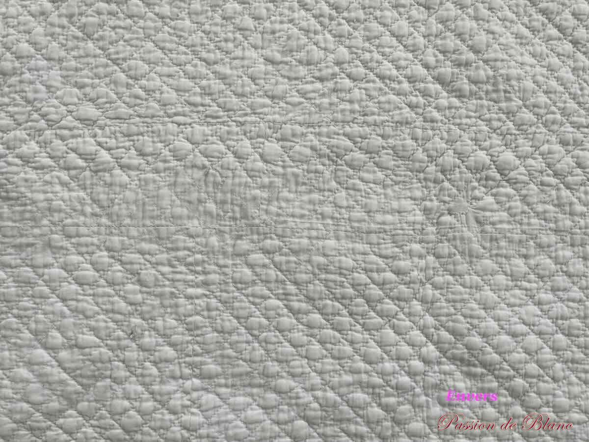 Superbe couverture, courtepointe Provençale entièrement réalisée main en coton blanc – Image 10
