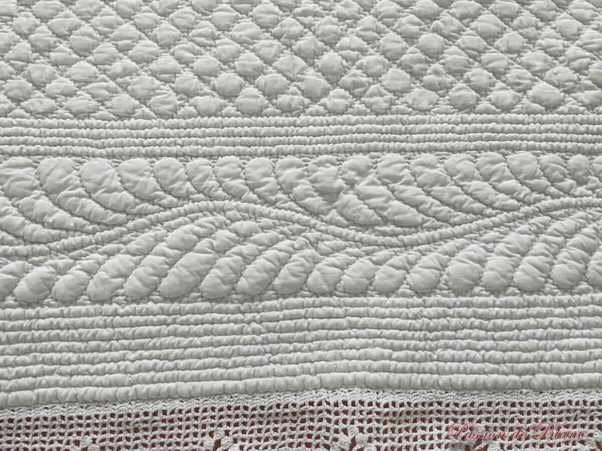 Superbe couverture, courtepointe Provençale entièrement réalisée main en coton blanc – Image 2