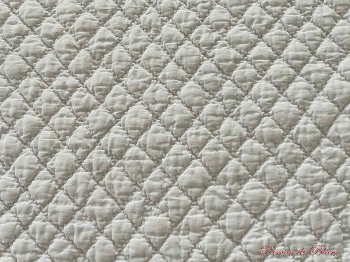 Superbe couverture, courtepointe Provençale entièrement réalisée main en coton blanc – Image 7