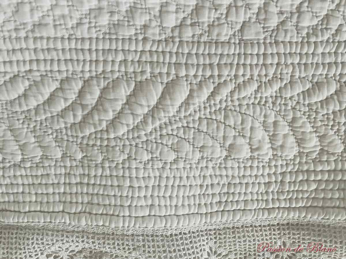 Superbe couverture, courtepointe Provençale entièrement réalisée main en coton blanc – Image 6