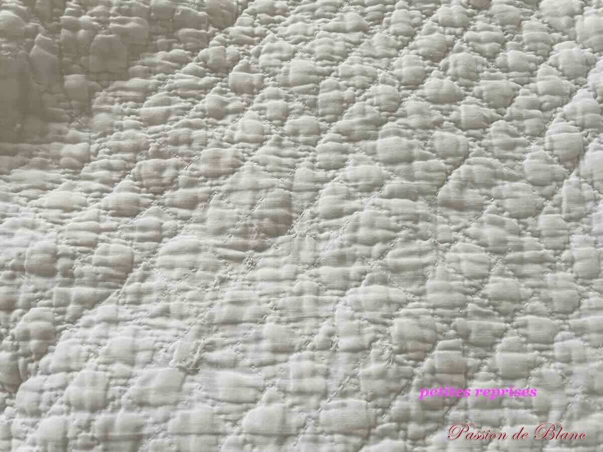 Superbe couverture, courtepointe Provençale entièrement réalisée main en coton blanc – Image 9