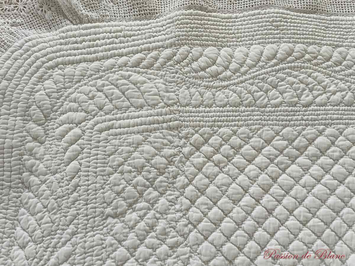 Superbe couverture, courtepointe Provençale entièrement réalisée main en coton blanc – Image 5