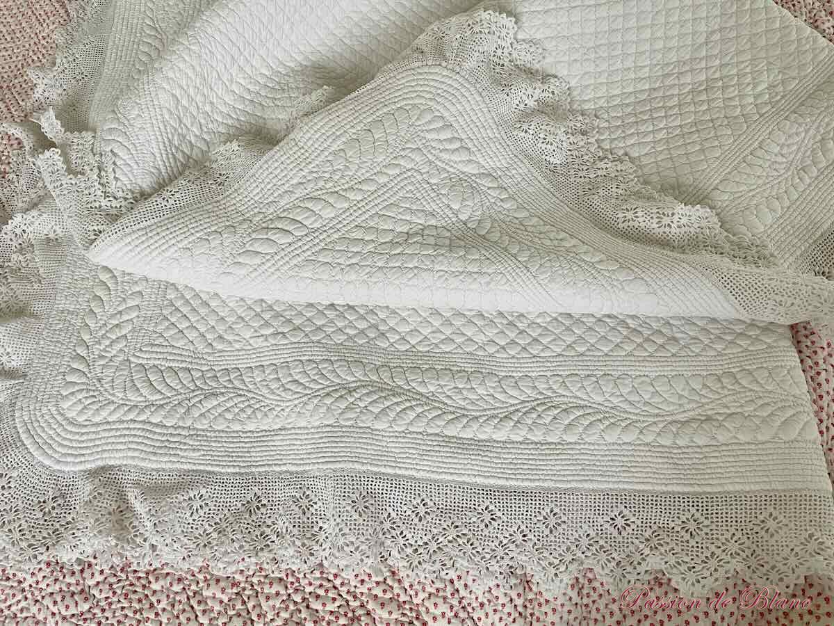 Superbe couverture, courtepointe Provençale entièrement réalisée main en coton blanc – Image 12